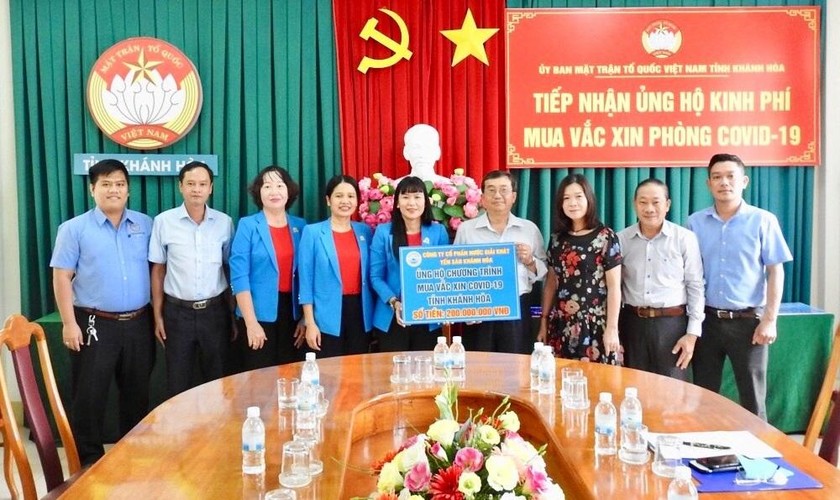 Công ty CP Nước giải khát Yến sào Khánh Hòa ủng hộ chương trình mua vaccine phòng COVID-19 tỉnh Khánh Hòa 200 triệu đồng.