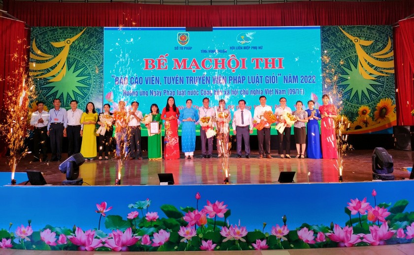 Ban Tổ chức trao giải và hoa cho các Đội thi.