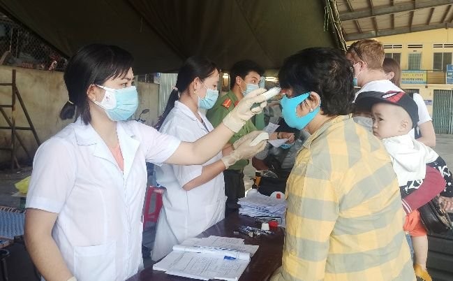 Lực lượng y tế thực hiện đo nhiệt độ tại bến xe Quy Nhơn, Bình Định