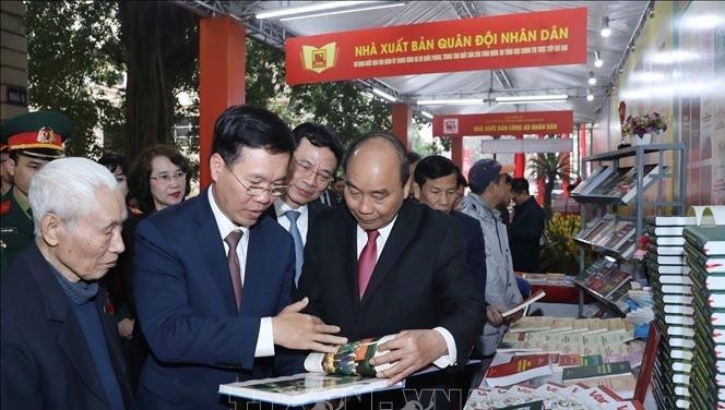 Thủ tướng Nguyễn Xuân Phúc và lãnh đạo các bộ, ngành tham quan Triển lãm Sách kỷ niệm 90 năm Ngày thành lập Đảng Cộng sản Việt Nam. Ảnh: TTXVN
