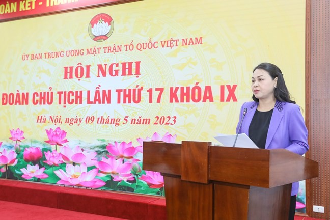 Phó Chủ tịch, Tổng Thư ký UBTƯ MTTQ Việt Nam Nguyễn Thị Thu Hà trình bày Tờ trình nội dung xin ý kiến đại biểu tham dự hội nghị.