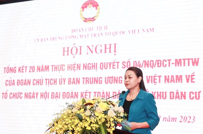 Phó Chủ tịch-Tổng Thư ký Ủy ban Trung ương MTTQ Việt Nam Nguyễn Thị Thu Hà trình bày báo cáo tại Hội nghị.
