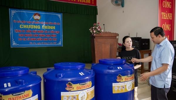 Ca sĩ Đinh Hiền Anh tặng 81 bình chứa nước tại các tỉnh miền Tây