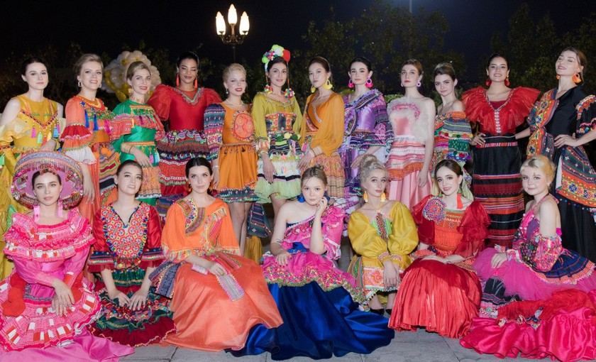 Các thí sinh Hoa hậu Du Lịch Thế giới trình diễn trang phục “Âm sắc đại ngàn”
