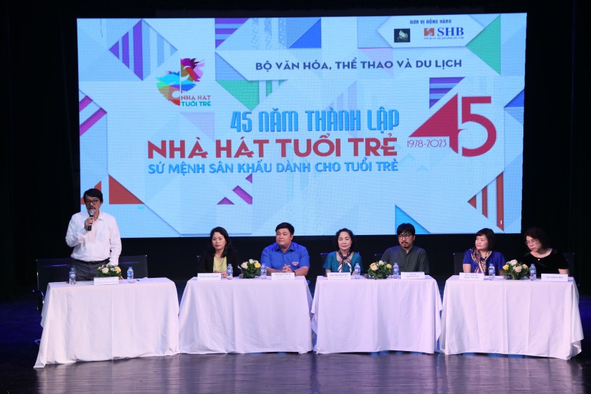 NSƯT Nguyễn Sĩ Tiến – Giám đốc Nhà hát Tuổi trẻ chia sẻ về chuỗi hoạt động kỷ niệm 45 năm Nhà hát Tuổi trẻ, (ảnh NHTT).