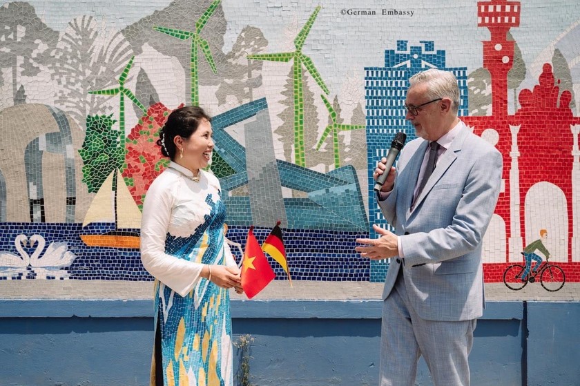Đại sứ Đức Tiến sỹ Guido Hidner và hoạ sỹ Nguyễn Thu Thuỷ tại lễ khánh thành tranh gốm "Tình hữu nghị Việt - Đức" (ảnh BTC).