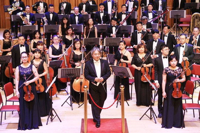 Nhạc trưởng Honna Tetsuji sẽ dẫn dắt dàn nhạc trong chương trình hòa nhạc.