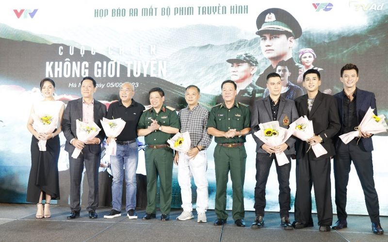 Thiếu tướng Lê Xuân Sang, Phó Cục trưởng Cục Tuyên huấn, Tổng cục Chính trị Quân đội Nhân dân Việt Nam và đại diện Bộ đội biên phòng tặng hoa các nghệ sĩ.