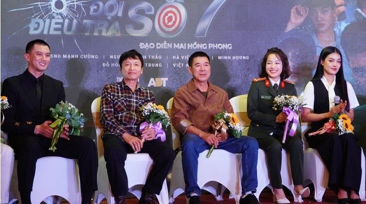 Từ trái qua: Diễn viên Hà Việt Dũng, đạo diễn Mai Hồng Phong, NSƯT Tạ Minh Thảo, diễn viên Minh Hương, Đỗ Hòa (ảnh BTC).