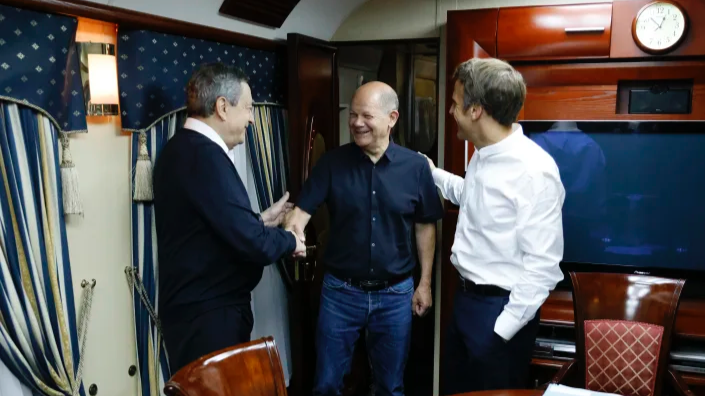 Các lãnh đạo (từ trái sang) gồm Thủ tướng Ý Mario Draghi, Thủ tướng Đức Olaf Scholz và Tổng thống Pháp Emmanuel Marcron trên tàu đến Kiev. 