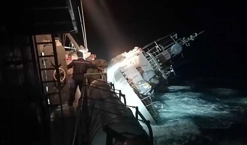 Tàu hộ tống HTMS Sukhothai bị sóng đánh lật trước khi chìm.