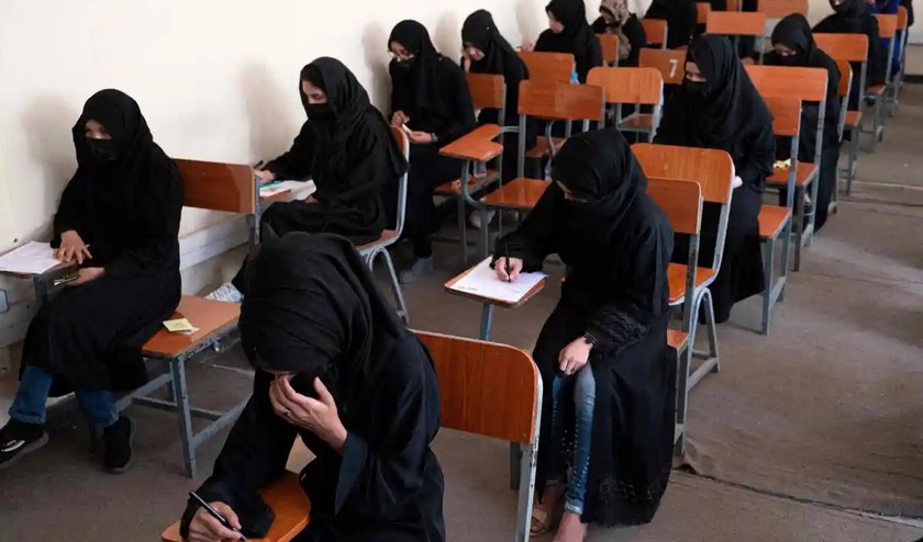 Các nữ sinh Afghanistan thi tuyển sinh tại Đại học Kabul vào tháng 10 vừa qua. Ảnh: AFP.
