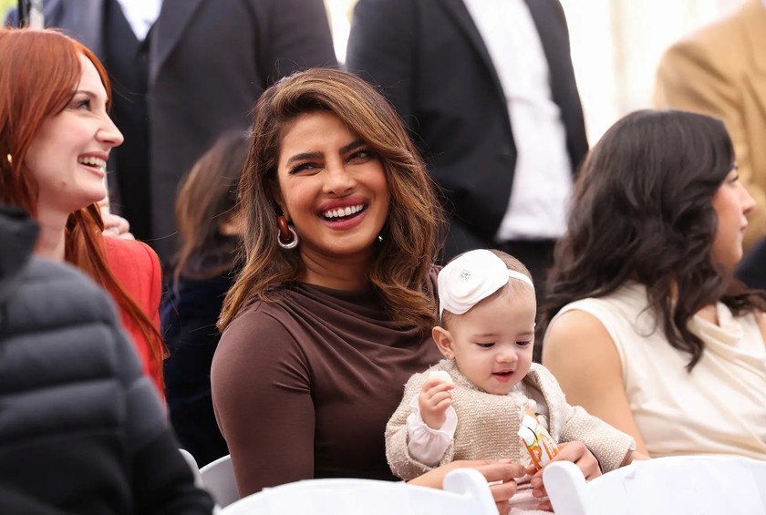 Con gái Hoa hậu Thế giới Priyanka Chopra lần đầu xuất hiện trước công chúng ảnh 4