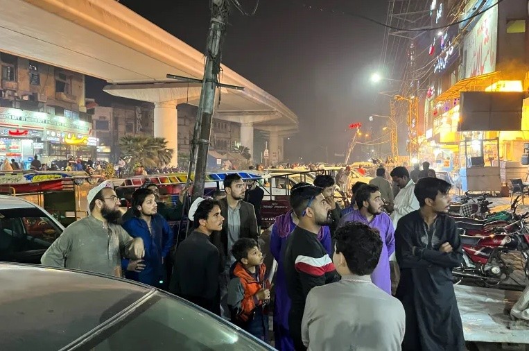 Người dân chạy ra khỏi một nhà hàng sau khi cảm nhận rung lắc ở Lahore, Pakistan hôm 21/3. Ảnh: Reuters.