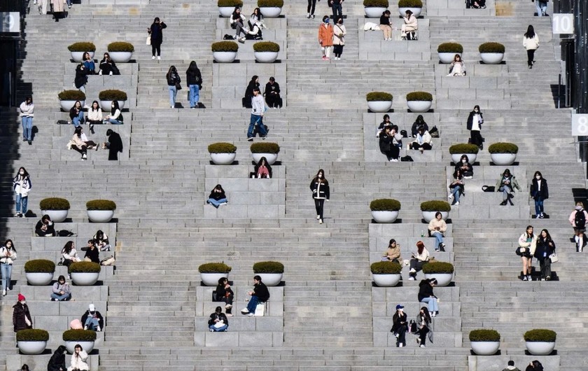 Sinh viên tại một khuôn viên trường đại học ở Seoul vào ngày 2/3/2023. Ảnh: Getty.