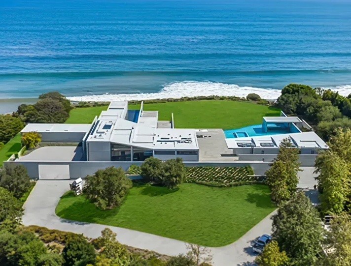 The spacious backyard has a swimming pool and ends with a cliff overlooking the beach.  photo 5