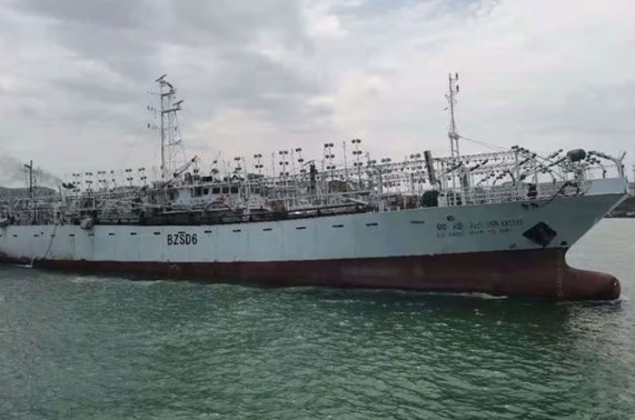 Tàu cá "Lupeng Yuanyu 028" (Lỗ Bồng Viễn Ngư 028). Nguồn: SCMP.