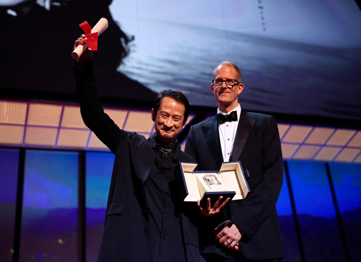 Trần Anh Hùng nhận giải Đạo diễn xuất sắc tại Cannes 2023. Ảnh: Festival de Cannes.