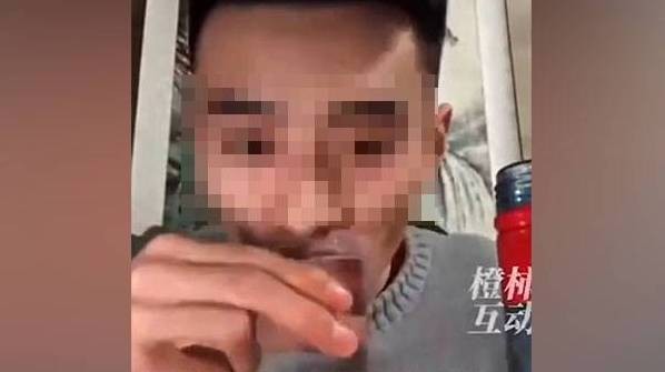 Zhong Yuan Huang Ge đã trở thành streamer thứ 2 ở Trung Quốc chết vì thử thách uống rượu trực tuyến. 