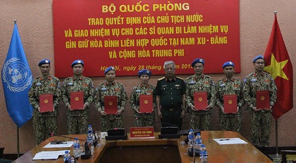 Thượng tướng Nguyễn Chí Vịnh trao Quyết định của Chủ tịch nước cho 7 sĩ quan đi làm nhiệm vụ gìn giữ hòa bình Liên hợp quốc tại Nam Xu-đăng và Cộng hòa Trung Phi.