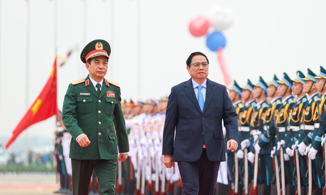 Thủ tướng Chính phủ Phạm Minh Chính và Đại tướng Phan Văn Giang, Bộ trưởng Bộ Quốc phòng, duyệt đội danh dự tại Triển lãm Quốc phòng quốc tế Việt Nam 2022 - Ảnh: VGP