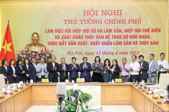 Thủ tướng nêu rõ, cần nâng cao năng lực cạnh tranh của các ngành lâm sản, thủy sản, phát huy tinh thần tự lực, tự cường, tự chủ, vừa coi trọng xuất khẩu, vừa coi trọng thị trường trong nước - Ảnh: VGP/Nhật Bắc