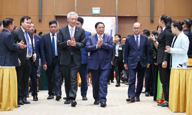 Thủ tướng Phạm Minh Chính và Thủ tướng Lý Hiển Long đến dự Hội nghị thúc đẩy triển khai các dự án hợp tác đầu tư Việt Nam-Singapore - Ảnh: VGP/Nhật Bắc