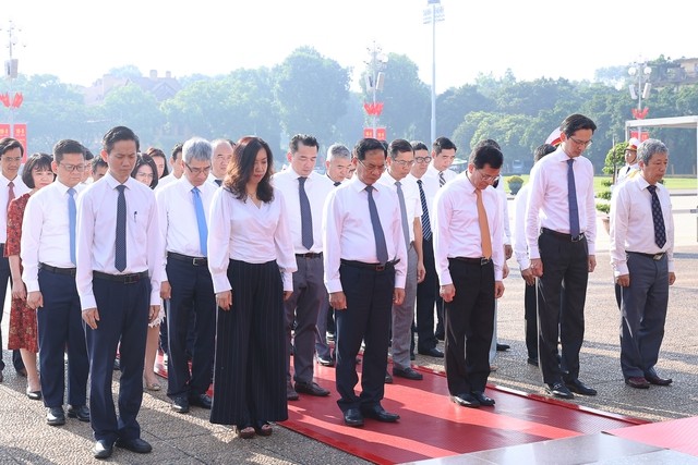 Đoàn đại biểu Bộ Ngoại giao đặt vòng hoa và vào Lăng viếng Chủ tịch Hồ Chí Minh - Ảnh: VGP/Nhật Bắc