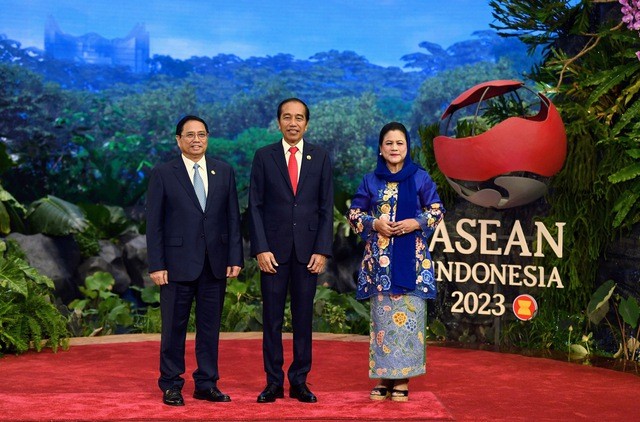 Tổng thống nước chủ nhà Indonesia Joko Widodo và Phu nhân đón Thủ tướng Chính phủ Phạm Minh Chính dự hội nghị - Ảnh: VGP/Nhật Bắc

