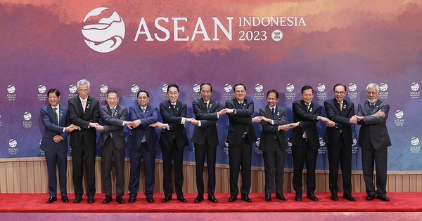 Thủ tướng Phạm Minh Chính cùng lãnh đạo các nước ASEAN và Nhật Bản - Ảnh: VGP/Nhật Bắc