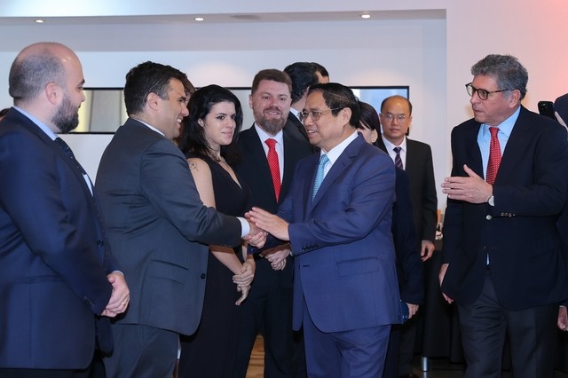 Thủ tướng Phạm Minh Chính chào hỏi, trò chuyện với các đại biểu dự tọa đàm - Ảnh: VGP/Nhật Bắc

