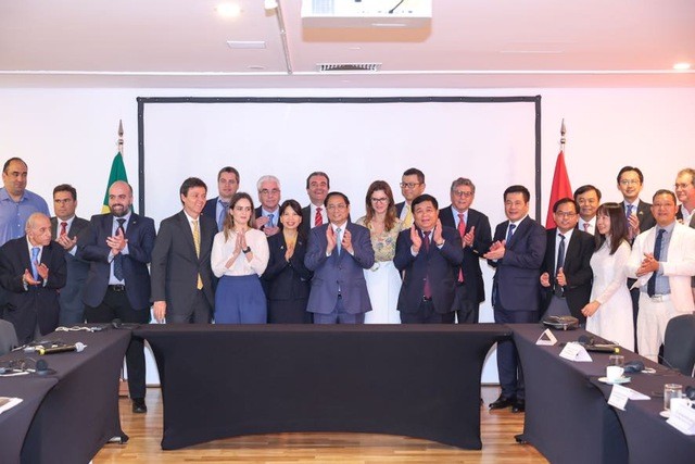 Thủ tướng Phạm Minh Chính với các doanh nghiệp Brasil tại tọa đàm - Ảnh: VGP/Nhật Bắc.
