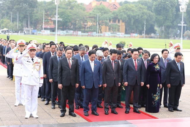 Lãnh đạo Đảng, Nhà nước và các đại biểu Quốc hội tưởng niệm Chủ tịch Hồ Chí Minh. Ảnh: VGP/Nhật Bắc