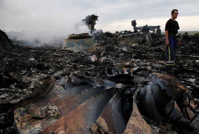 Tàn tích máy bay MH17 tại miền đông Ukraine. Ảnh: Independent 