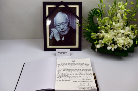 Thủ tướng Nguyễn Tấn Dũng viết sổ tang chia buồn khi được tin Ngài Lý Quang Diệu từ trần.