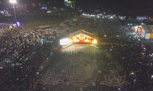 Hàng ngàn phật tử đổ về đêm hội hoa đăng Tây Thiên