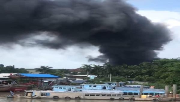 Cháy bãi phế liệu ở An Giang, cột khói đen cao hàng chục mét