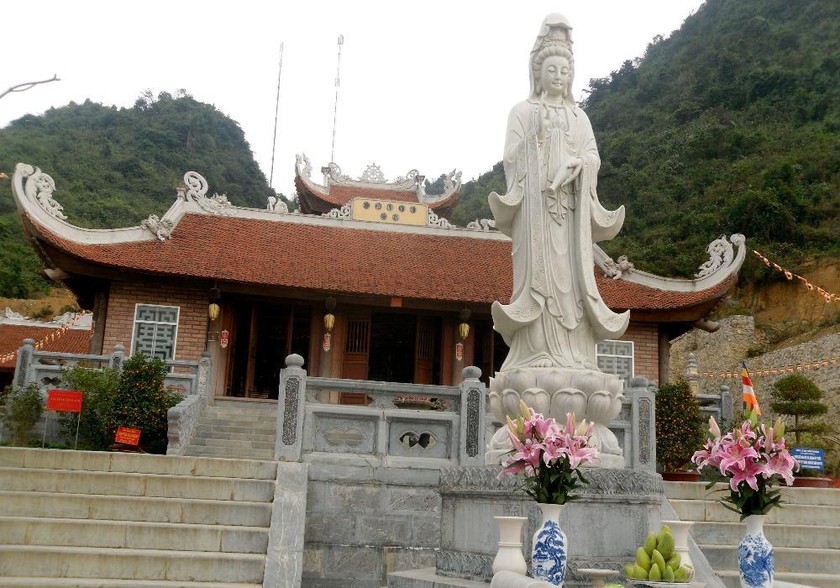 Tượng Phật Bà Quan thế âm Bồ Tát trong chùa Bản Giốc
