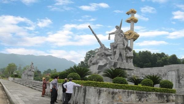 Tượng đài chiến thắng trong khu Di tích Lịch sử Quốc gia Truông Bồn