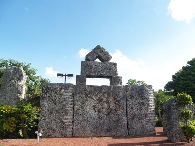 Khối đá lớn nhất trong lâu đài San hô nặng 27 tấn.