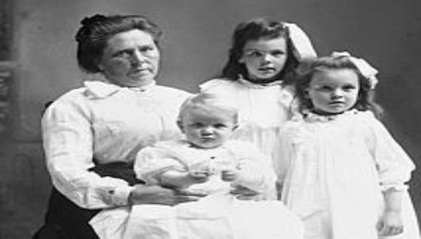Bức ảnh Bella Gunness chụp cùng các con năm 1908. 