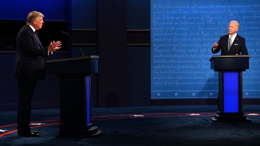 Ông Joe Biden (phải) và ông Donald Trump trong cuộc tranh luận Tổng thống lần thứ nhất.