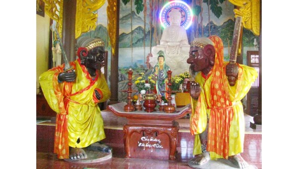 Hai pho tượng ông Đỏ, ông Đen trong chùa Nhạn Sơn (Bình Định). 