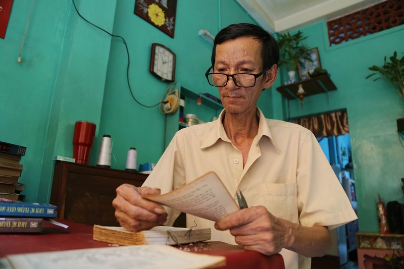 Ông Võ Văn Rạng là người cuối cùng hành nghề đóng, sửa sách cũ ở Sài Gòn. 