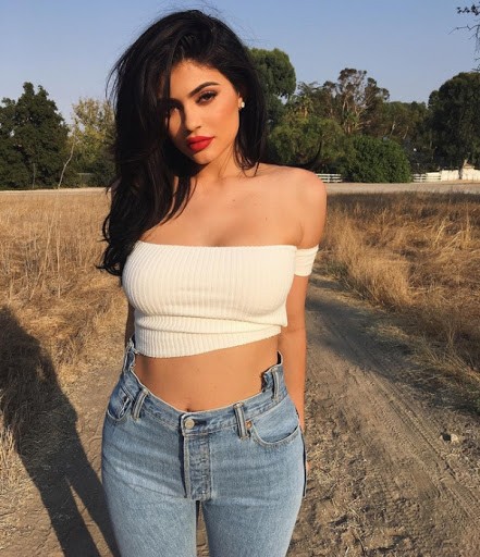Not only does Kylie Jenner own a huge fortune, she also has the beautiful beauty and body of a supermodel.