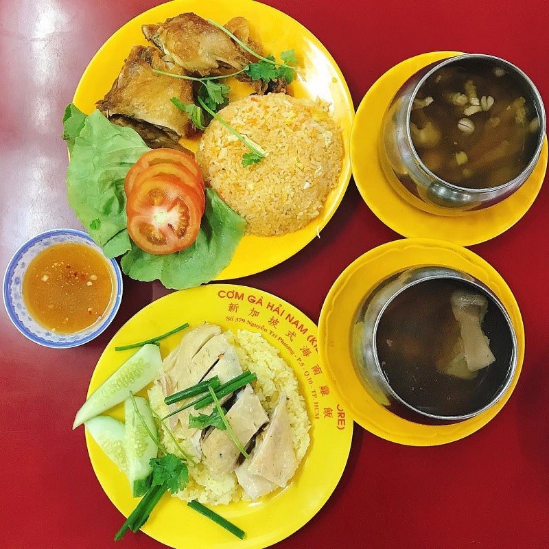 Cơm gà Singapore và cơm gà Hải Nam có điểm gì giống và khác nhau?
