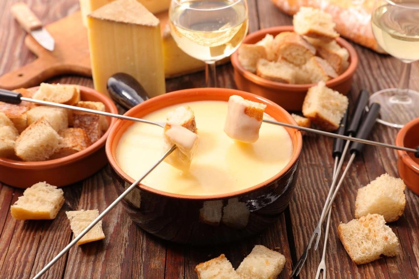 Món lẩu Phô mai đặc trưng của văn hóa ẩm thực Thụy Sĩ.