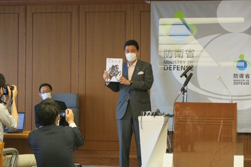 Bộ trưởng Quốc phòng Nobuo Kishi giới thiệu sách trắng quốc phòng Nhật Bản năm nay tại một cuộc họp báo ở Tokyo vào ngày 13/7. (Nguồn: Kyodo). 