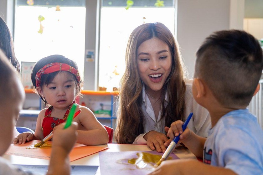 Ngoc Ho trực tiếp tham gia dạy trẻ tại Học viện Dino Land do cô làm chủ.
