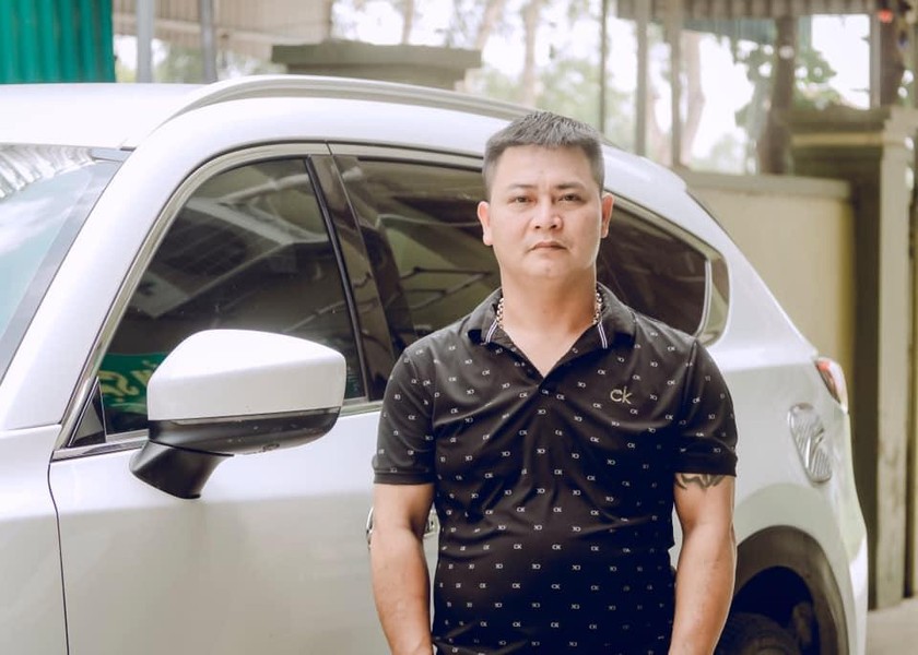 Anh Nguyễn Văn Tâm bên chiếc xe "chở nặng yêu thương". 